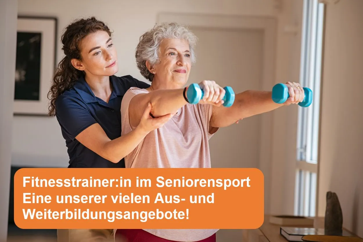 Alte Dame mit junger Frau beim Training als Fitnesstrainer für Seniorensport Ausbildung der karriereschmiede Köln