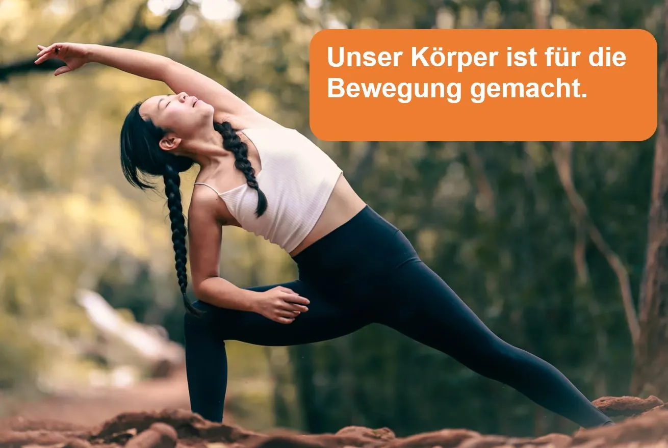 frau-in-enspannter-yoga-pose-in-der-natur